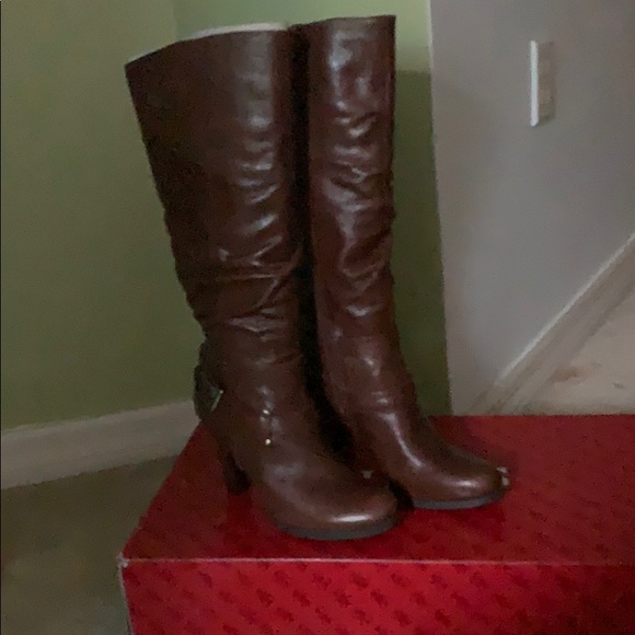 Woman’s Winter Boots - Picture 2 of 4